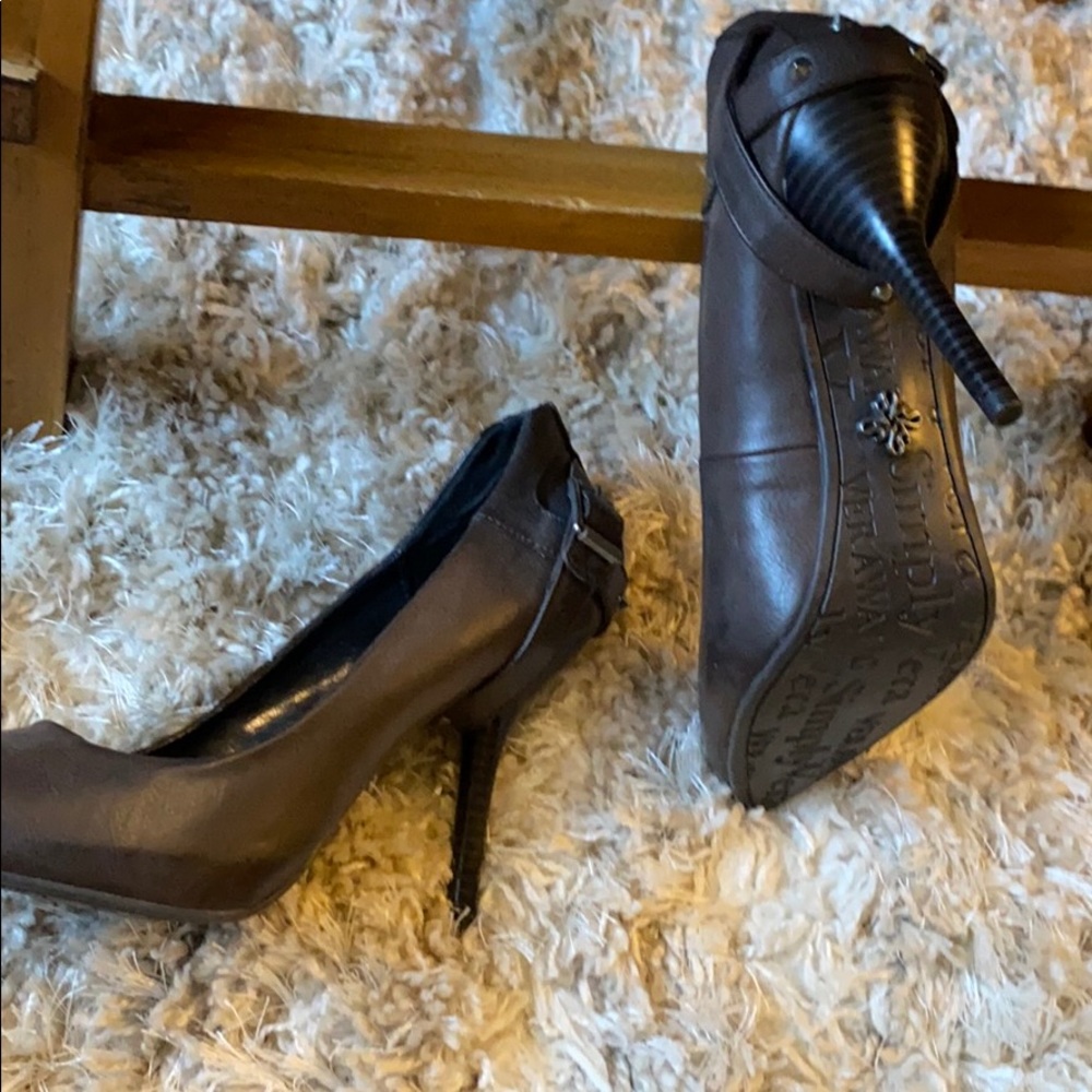 Like new Vera Wang brown pumps
